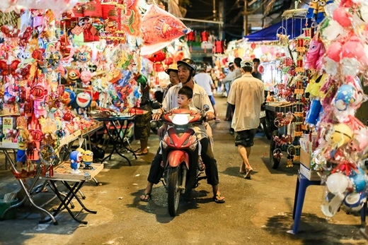
Hình ảnh giản dị của người dân Sài Gòn tại phố lồng đèn. (Ảnh: Giang Phạm)